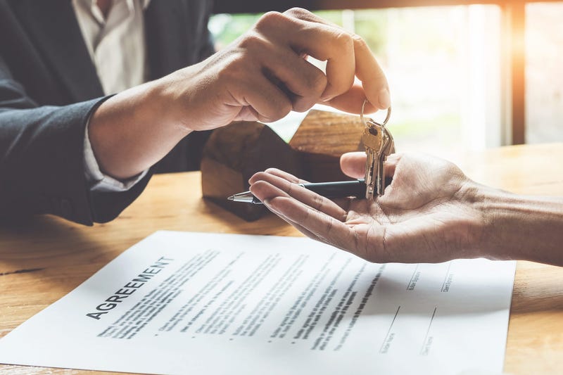 realtor-closing-GettyImages-954542342.jpg
