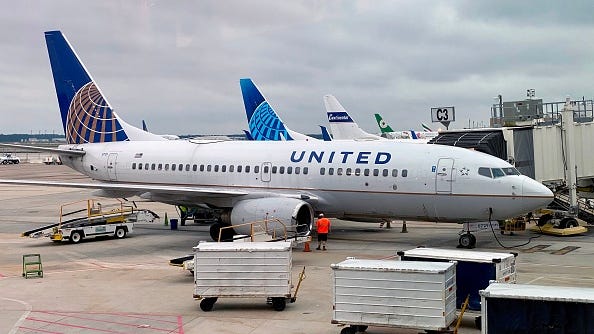 2 men wearing scuba gear-inspired masks kicked off United flight at Newark Airport: report