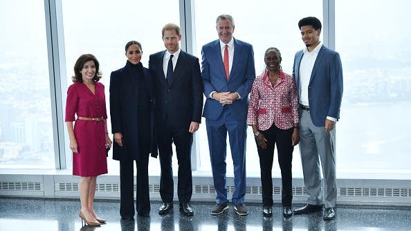 VIDEO: El príncipe Harry y Meghan Markle visitan el Observatorio One World con Hochul y de Blasio