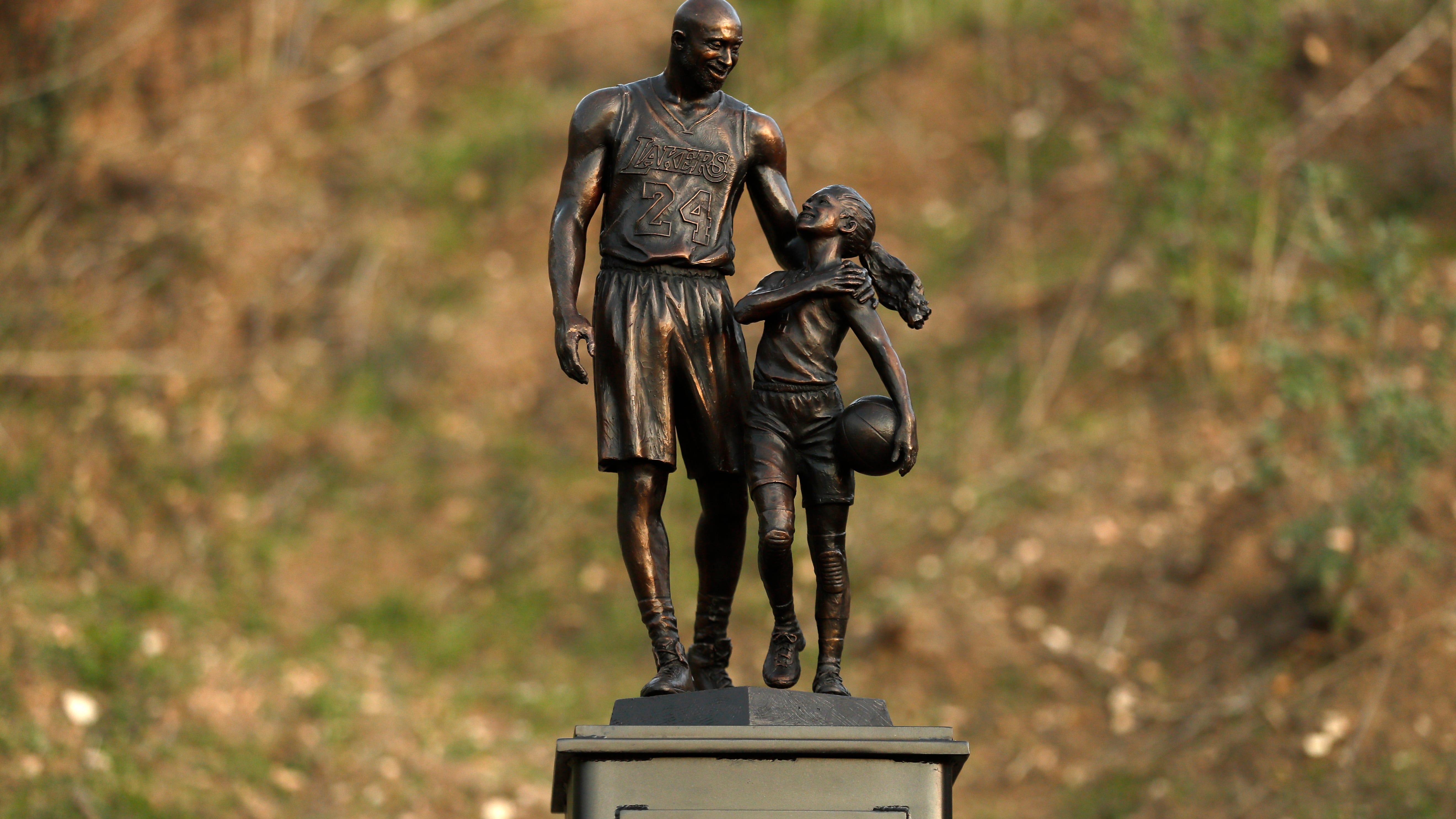 Sculptor honors Kobe and Gianna Bryant with bronze statue
