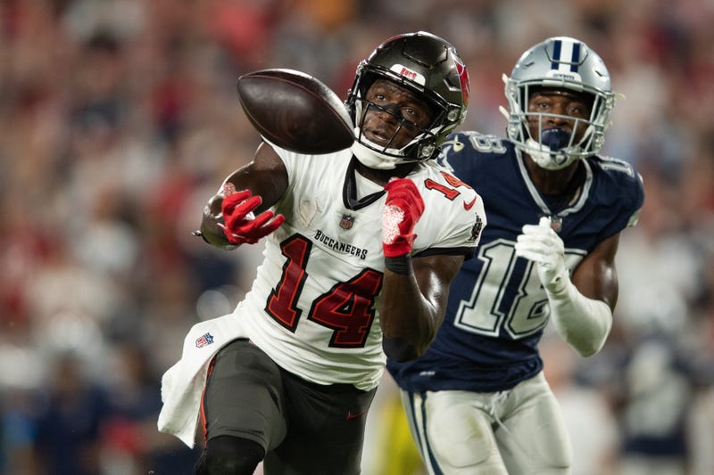 Chris Godwin locks in on the ball in a Bucs game. 