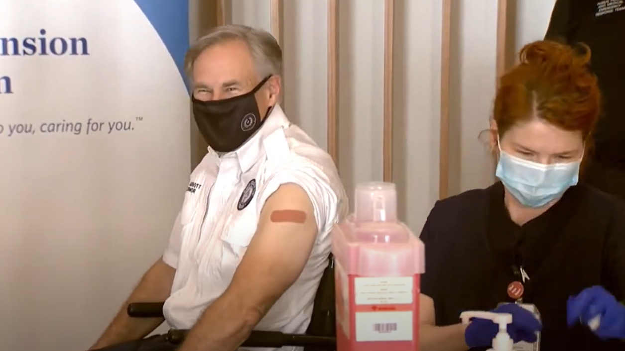 "It's that easy:" Abbott receives COVID-19 vaccine
