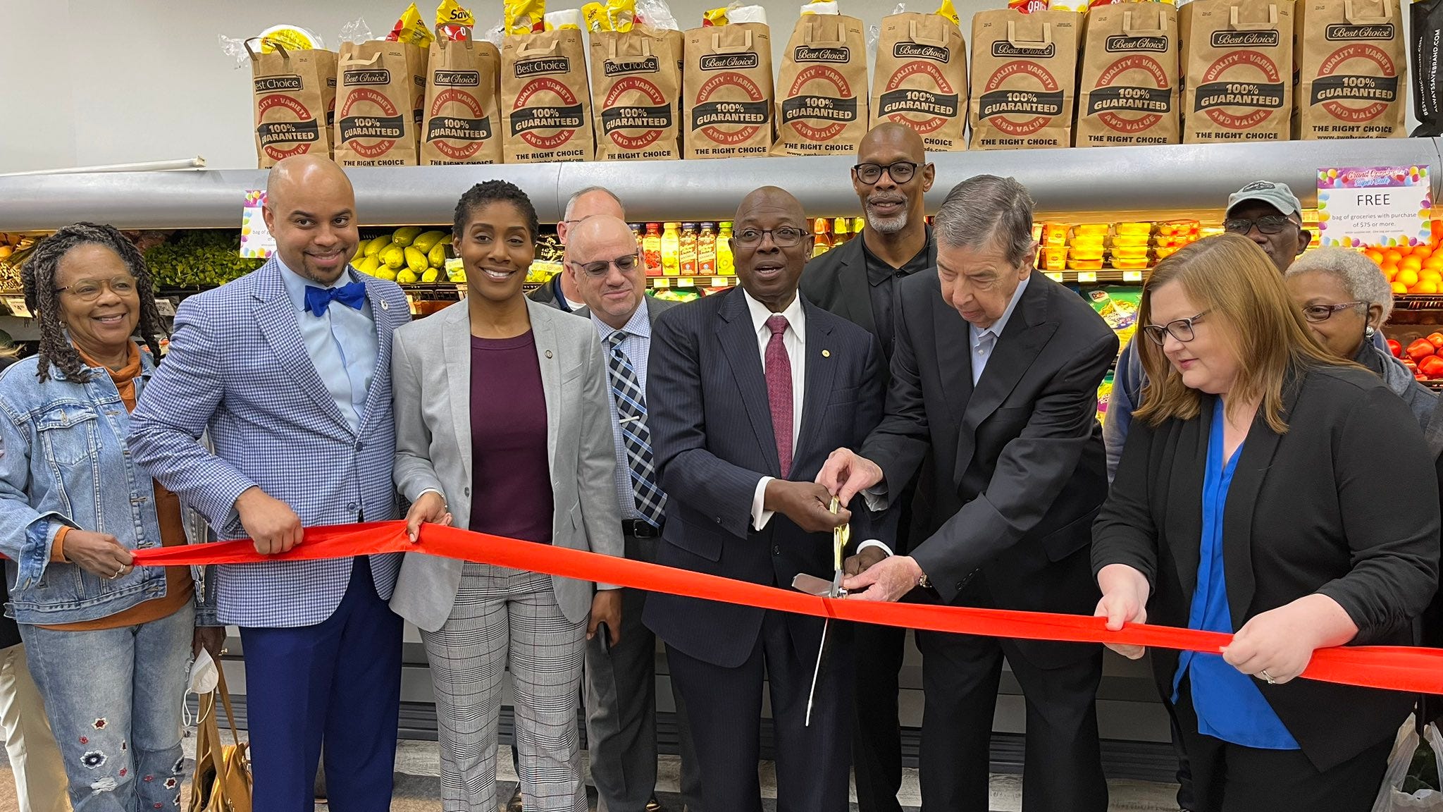 'They came here to stay': Grocery store opens in southern Dallas food desert