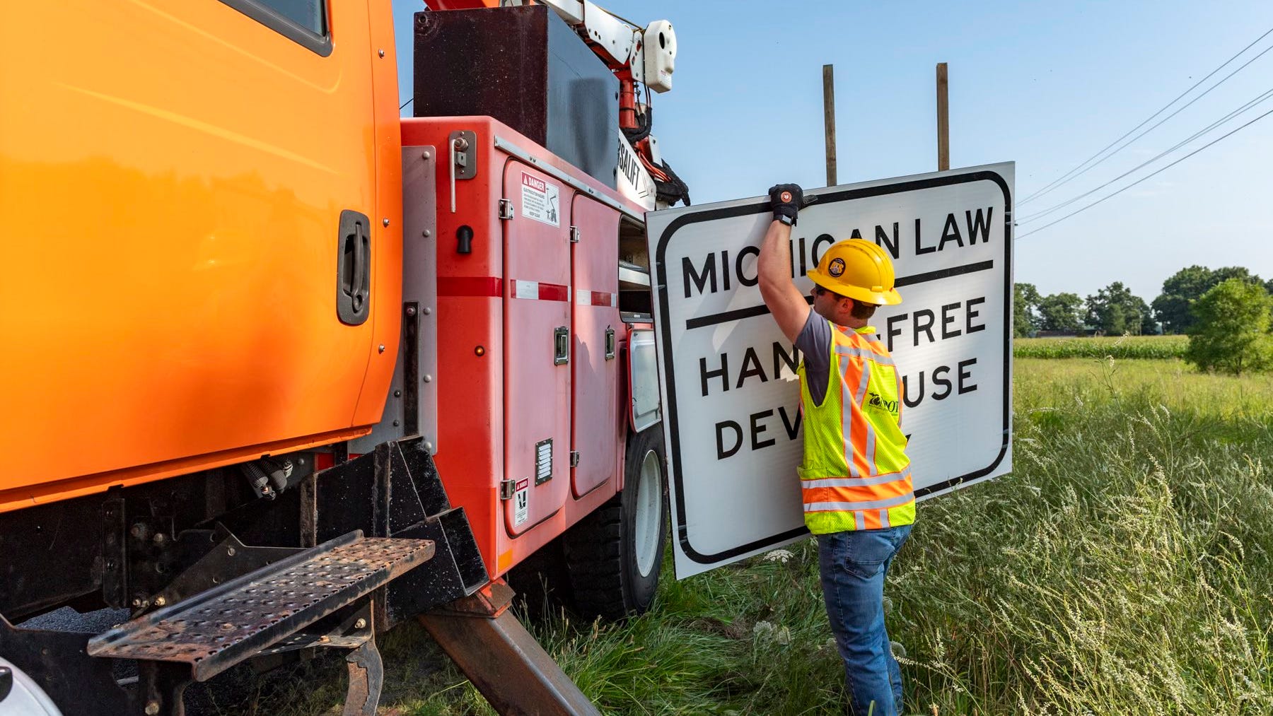 Michigan puts up new signs to remind people about state's new hands-free distracted driving law