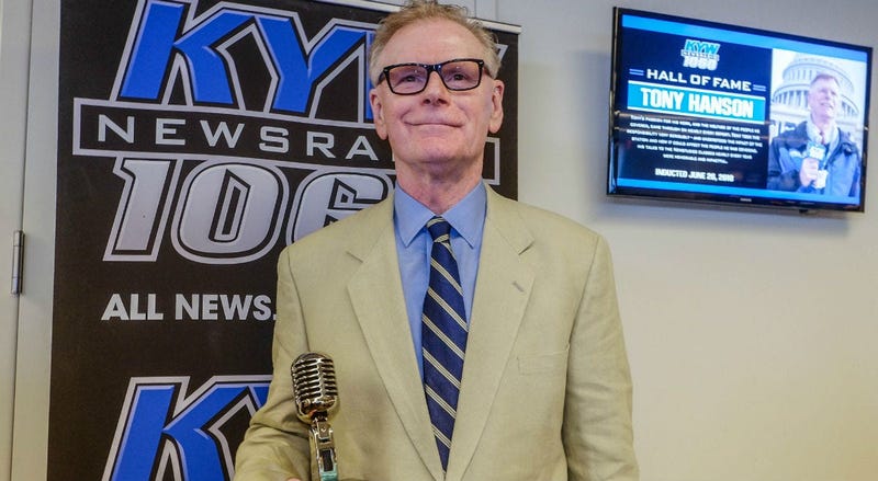 Retired KYW Newsradio reporter Tony Hanson receives his Hall of Fame award.