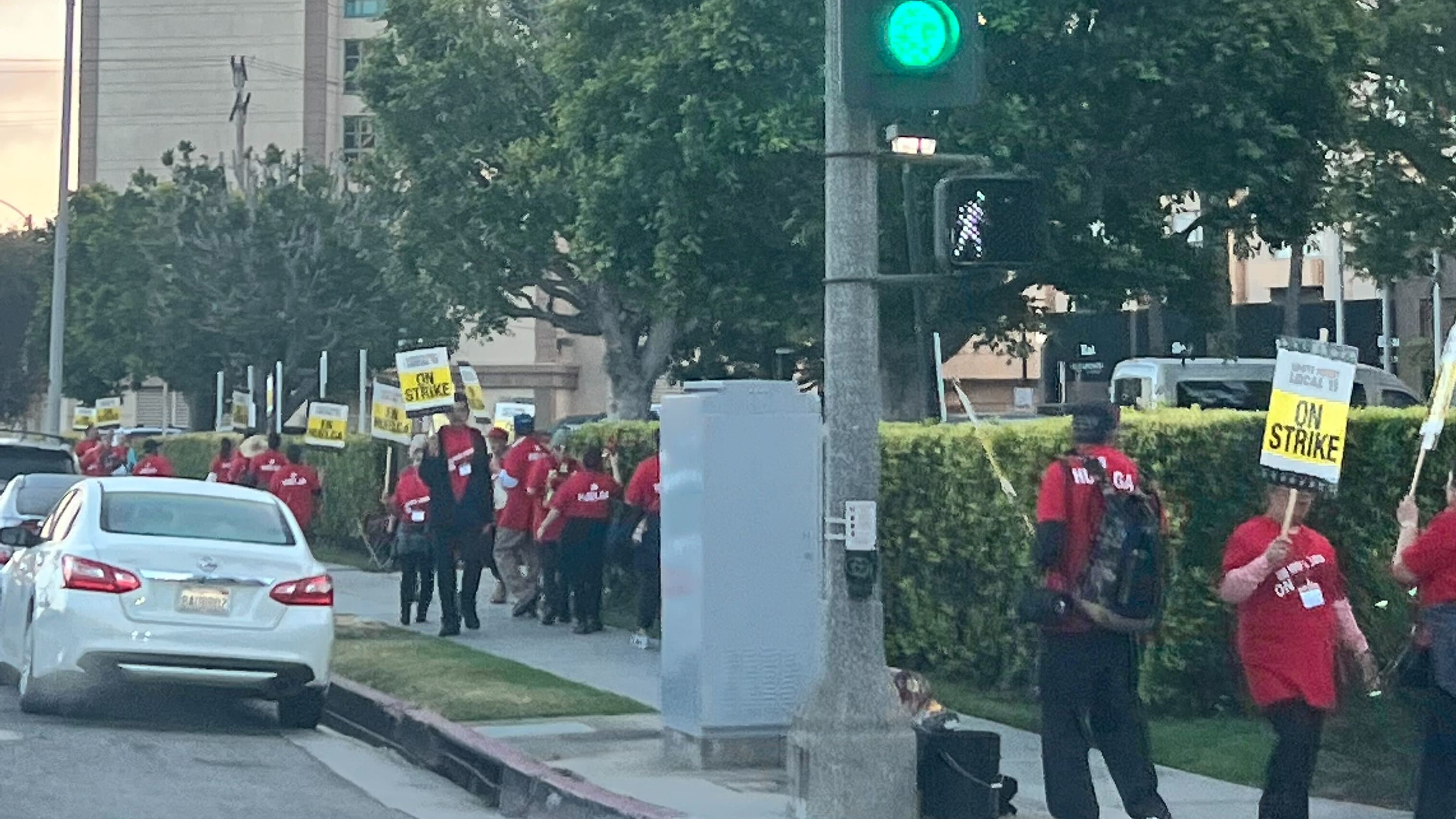 L.A. hotel workers return to picket lines near LAX