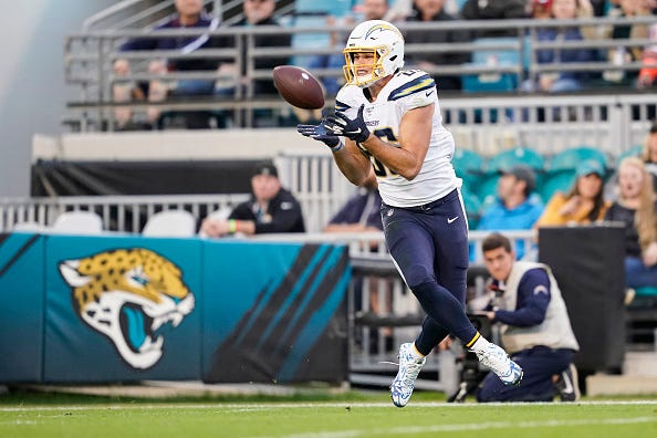 Hunter Henry hauls in a completion for the Chargers