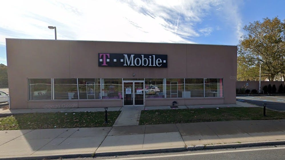 Thieves swipe iPhones from LI T-Mobile, threaten to stab employee: police