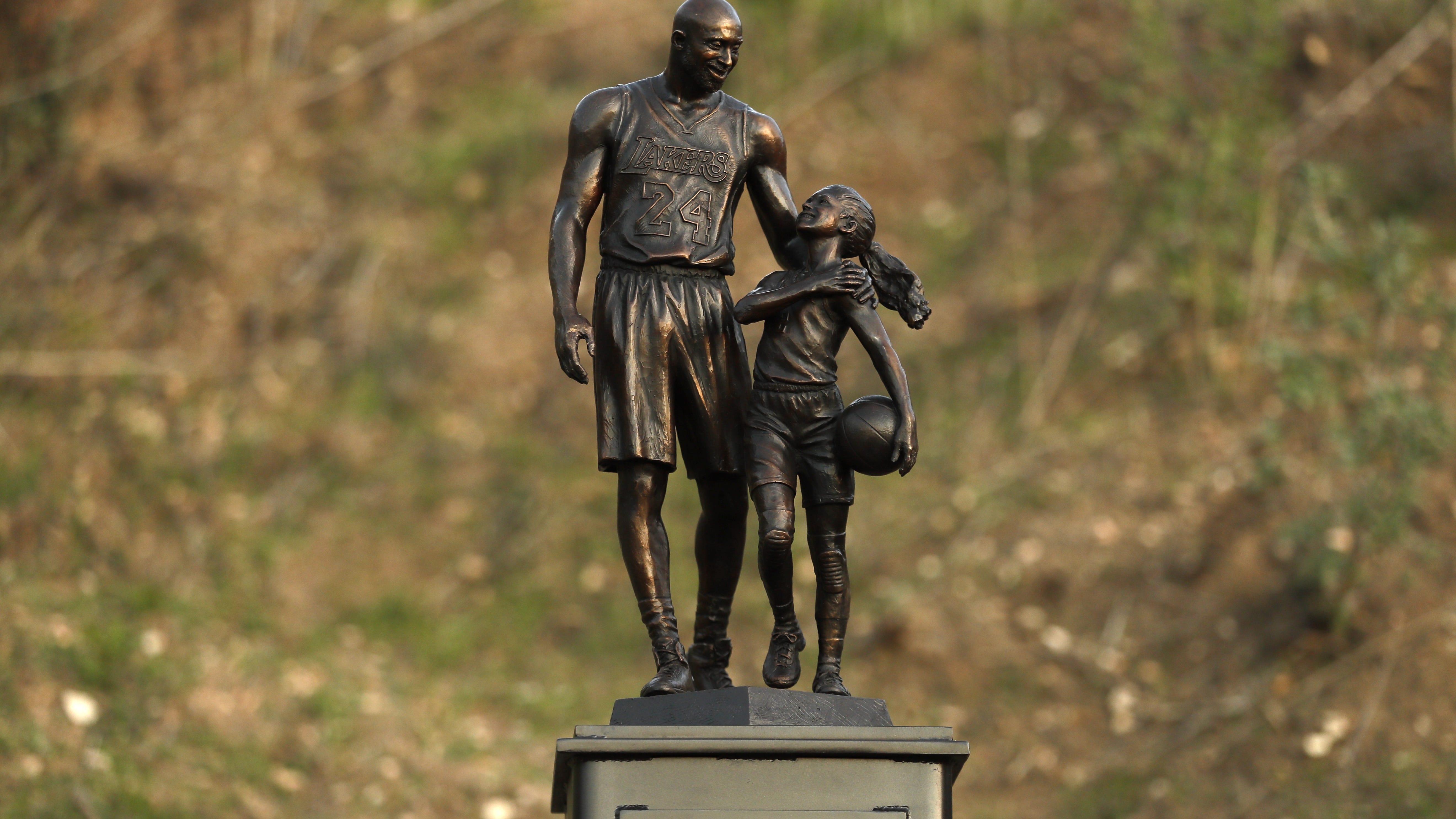 Sculptor honors Kobe and Gianna Bryant with bronze statue