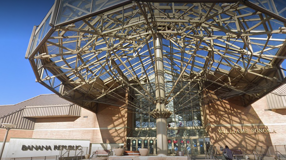 16-year-old found with gunshot wound at CT mall: police