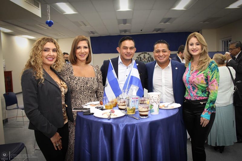 El Meneo recibe reconocimiento de el consulado de El Salvador