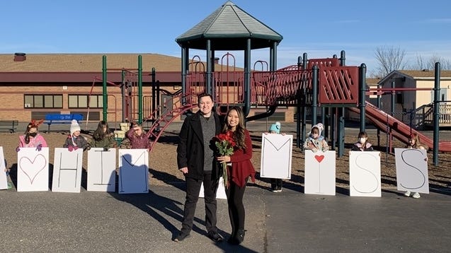 Teacher gets help from kindergarten class during surprise marriage proposal
