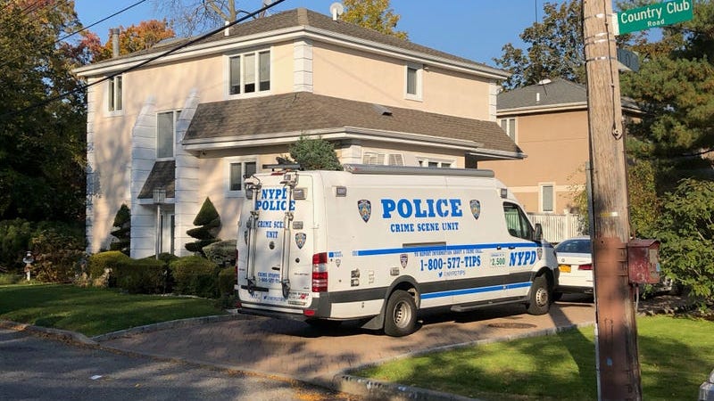 Dos hombres que se hacen pasar por agentes de la policía de Nueva York atan y roban a una familia en su casa en el Bronx