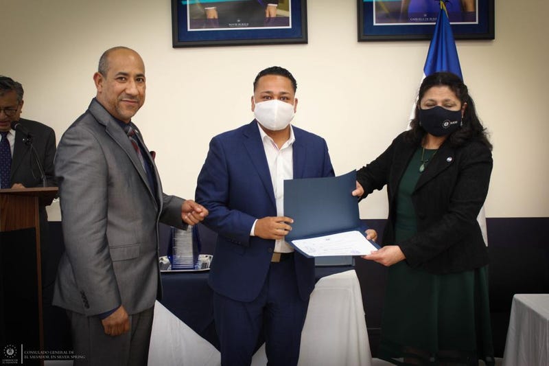 El Meneo recibe reconocimiento de el consulado de El Salvador