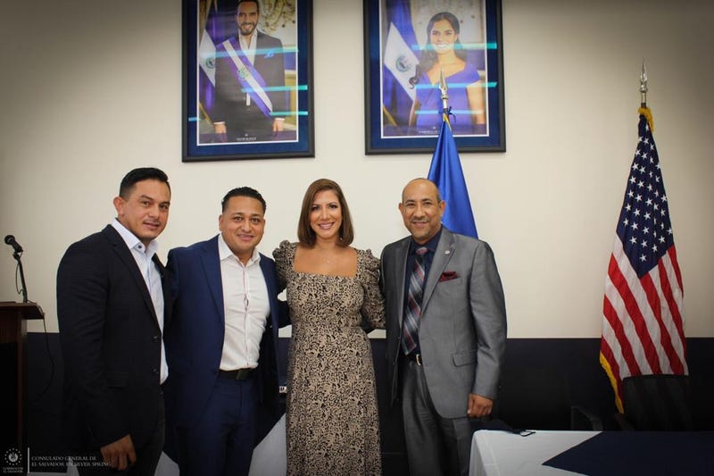 El Meneo recibe reconocimiento de el consulado de El Salvador