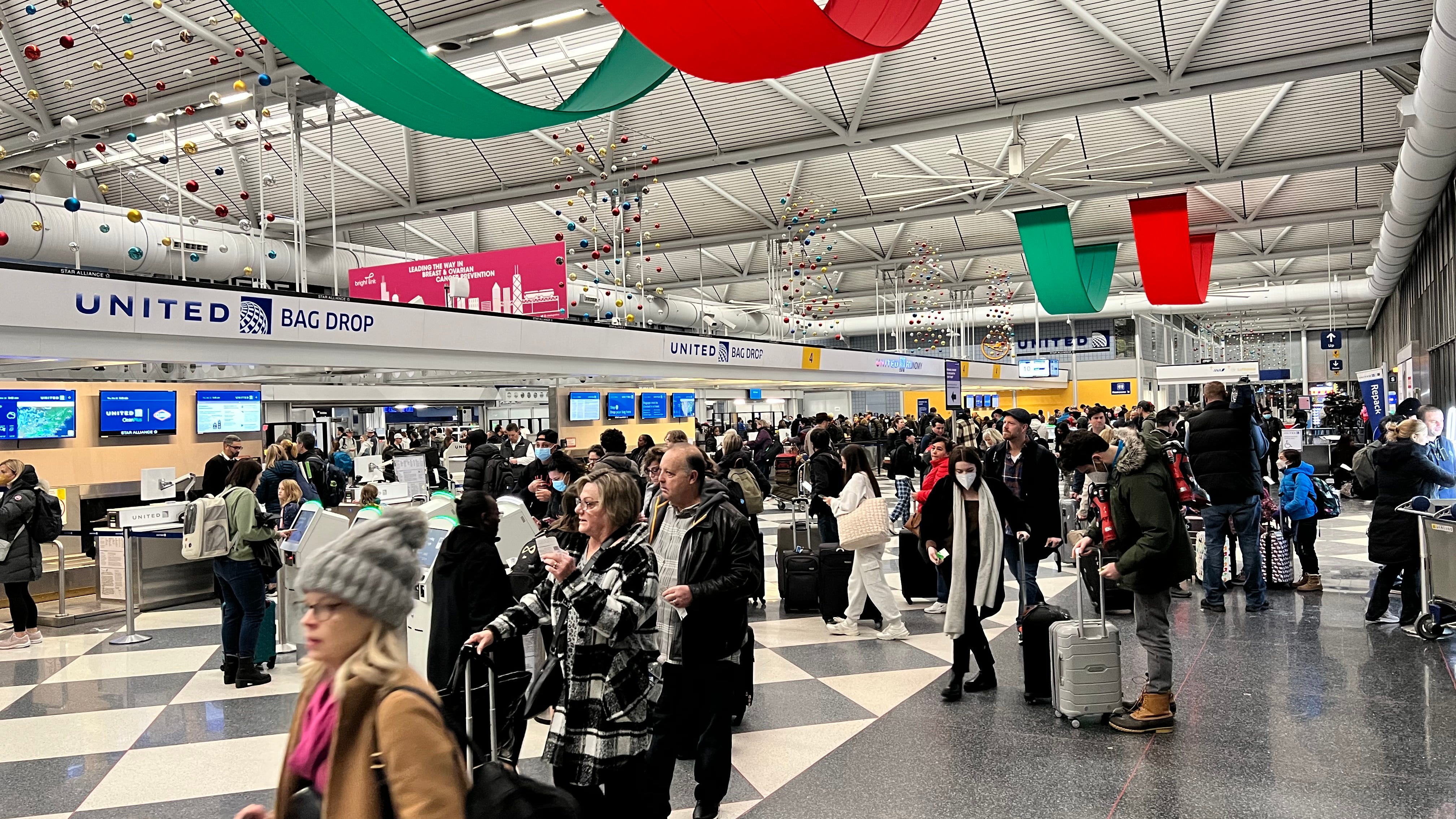 Holiday travelers at O'Hare attempt to beat winter storm, catch their flights