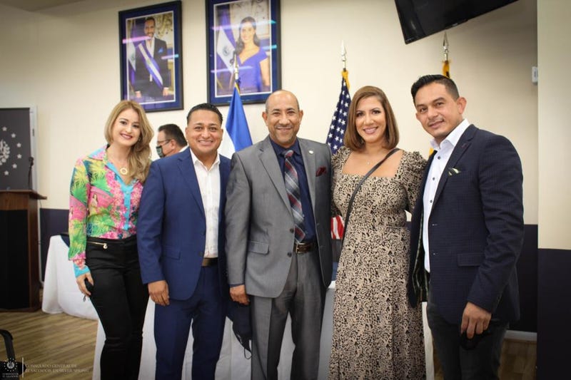 El Meneo recibe reconocimiento de el consulado de El Salvador