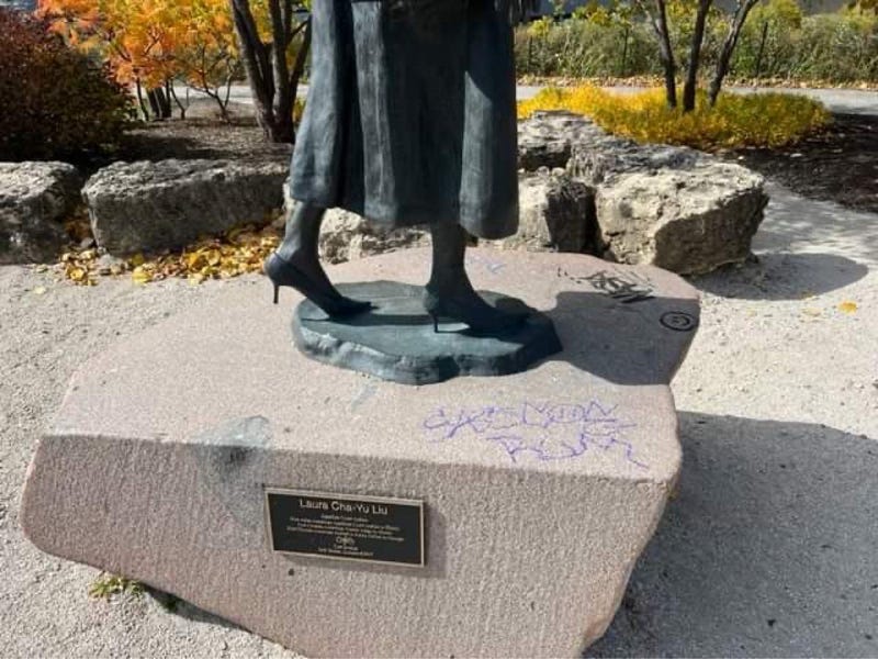 statue