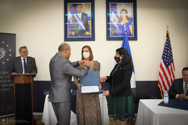 El Meneo recibe reconocimiento de el consulado de El Salvador