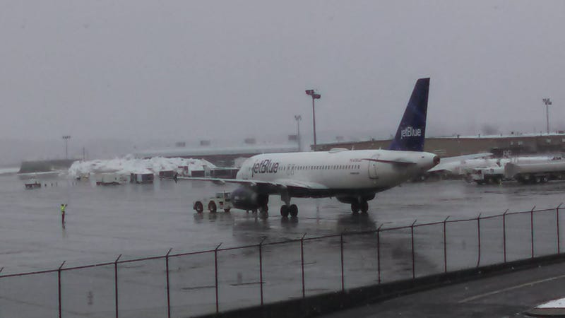 jet-blue-plane-tarmac-bradley-airport.jpg