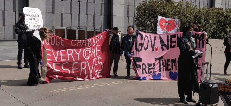 Protestors in front of San Francisco’s Federal Courthouse building to honor 17 inmates and ICE detainees who died of coronavirus while incarcerated
