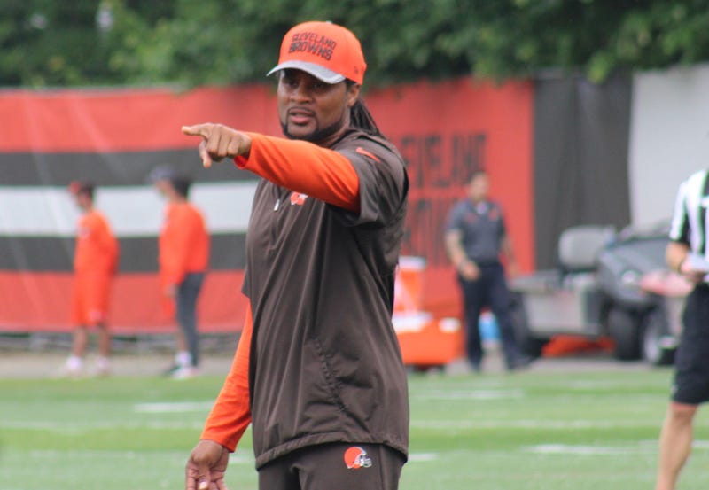 Browns special teams coaching intern and former Pro Bowl returner Josh Cribbs yells out instructions during the team's June 2018 minicamp.