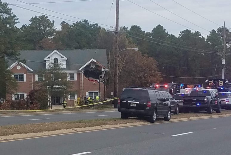 Car crashes into NJ building