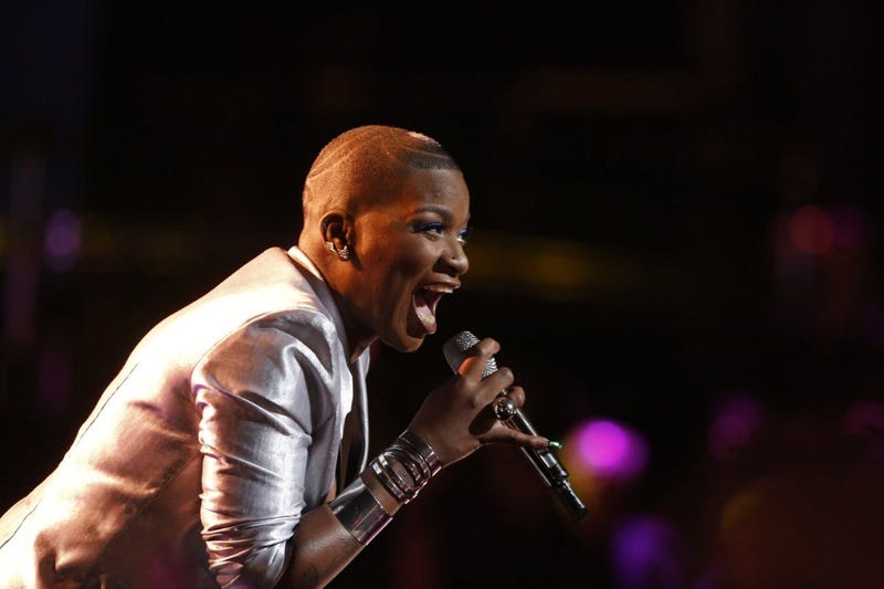 Janice Freeman performs on an episode of "The Voice" during season 13. A spokesperson for Freeman told CNN that the singer had an extreme case of pneumonia and that a blood clot had traveled to her heart.
