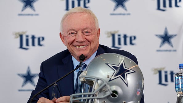 Jerry Jones calls Michael Irvin's vaccine comments 'an outstanding message'