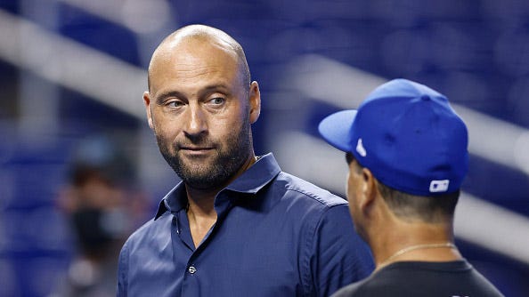 Social media reacts to the shocking Derek Jeter news