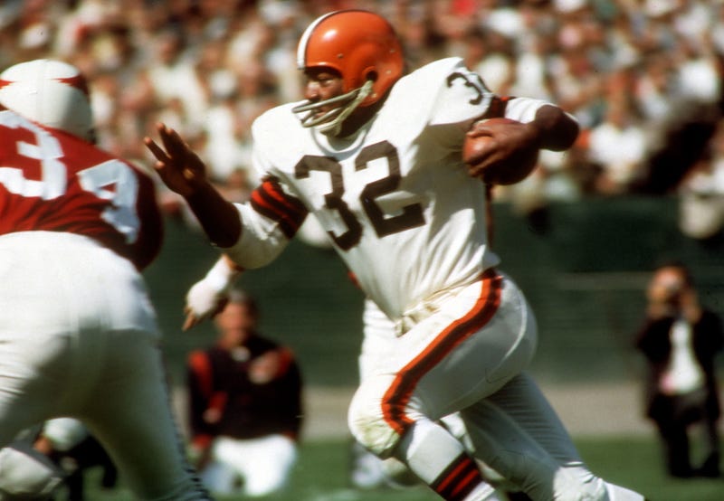 Jim Brown rushes for the Browns.