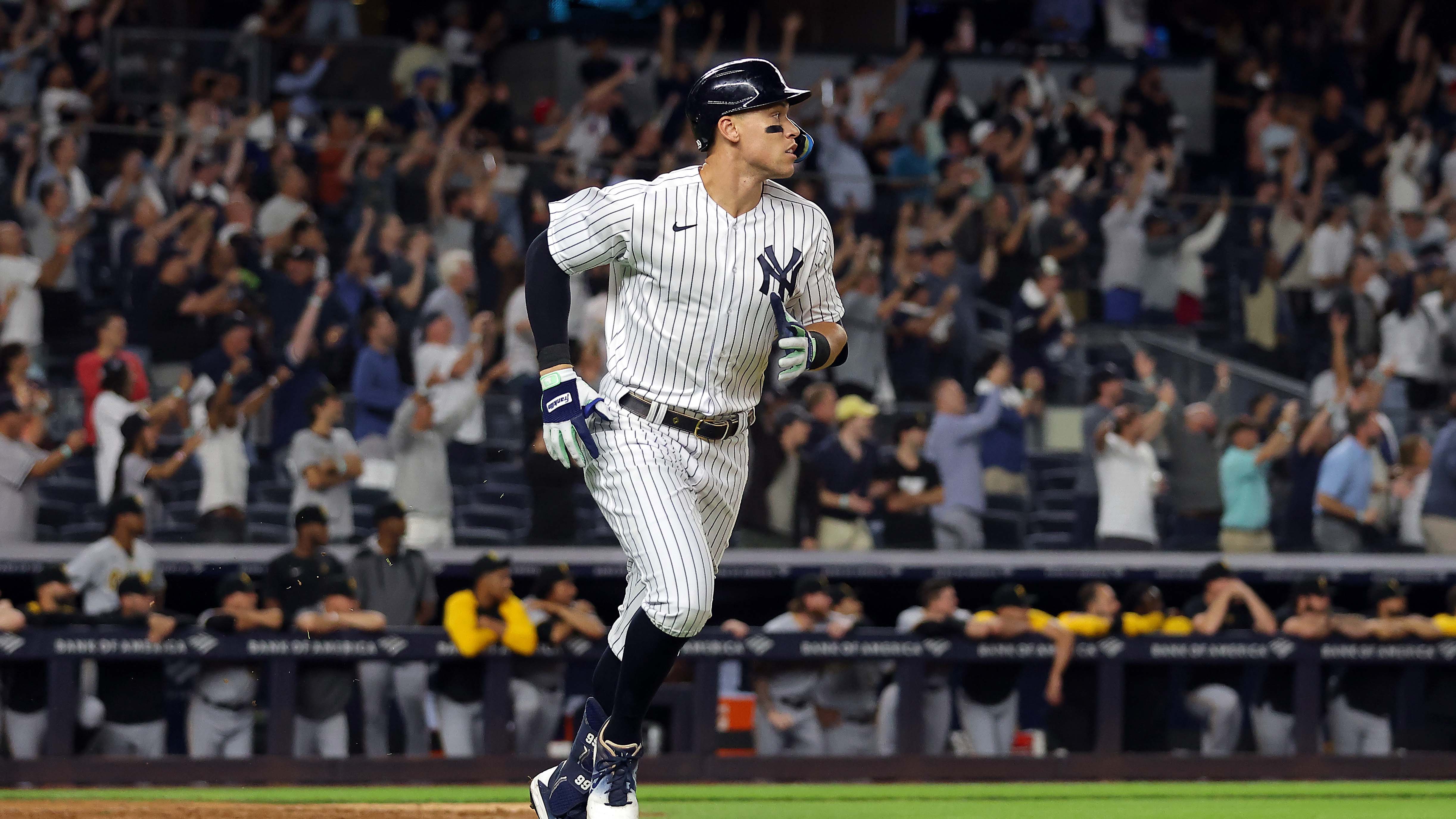 Aaron Judge blasts 60th home run of season to spark 5-run ninth in Yankees walk-off win