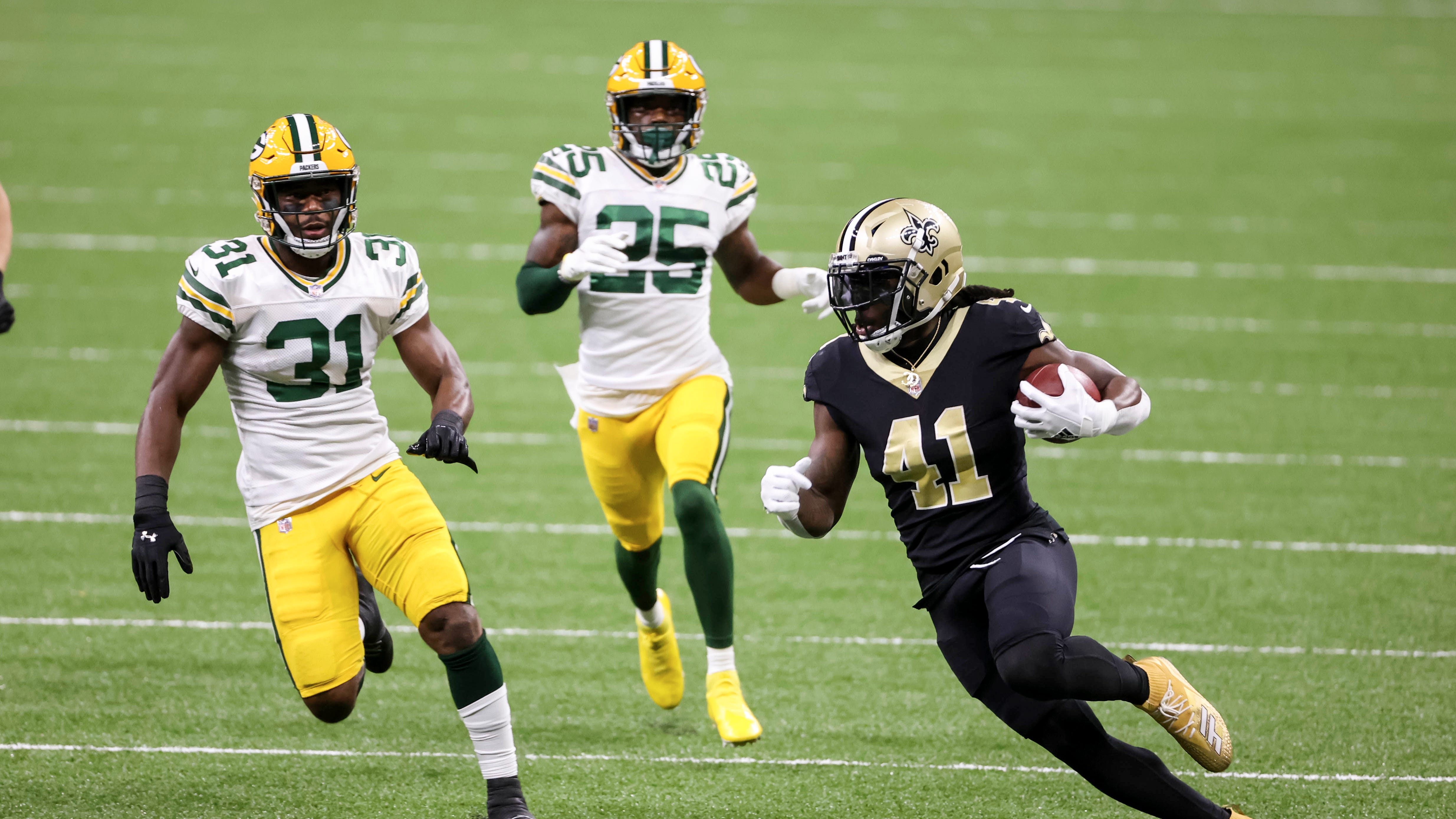 Watch: Alvin Kamara goes beast mode on 52-yard TD catch and run