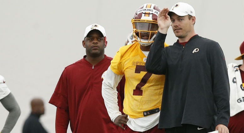 Redskins offensive coordinator Kevin O'Connell speaks to QB Dwayne Haskins.