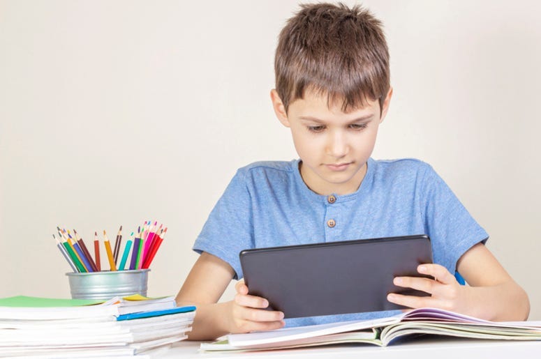 Kid_With_Tablet