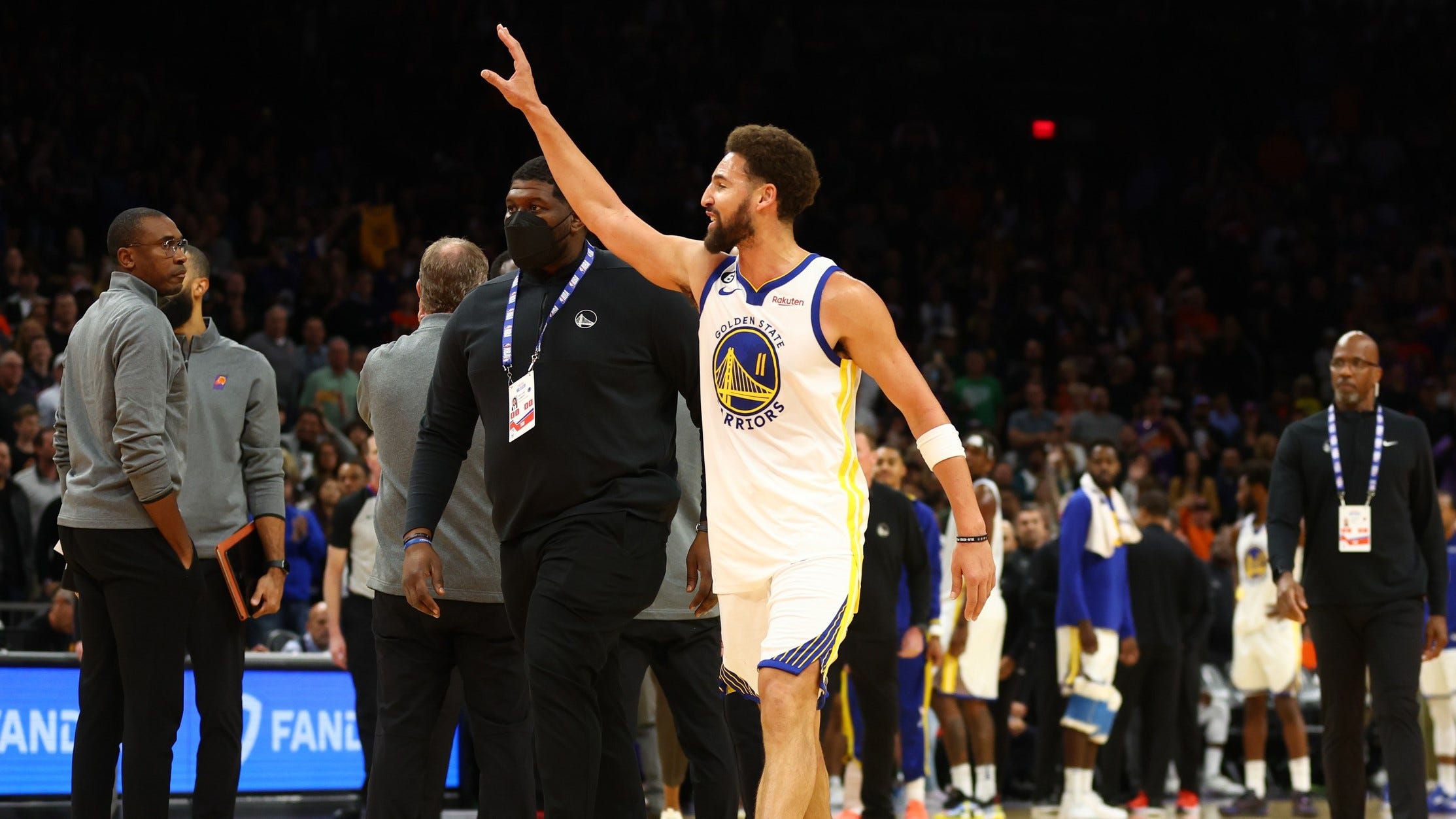 Klay Thompson ejected after getting heated with Devin Booker