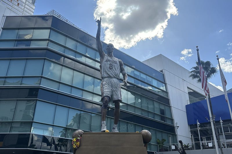 kobe statue