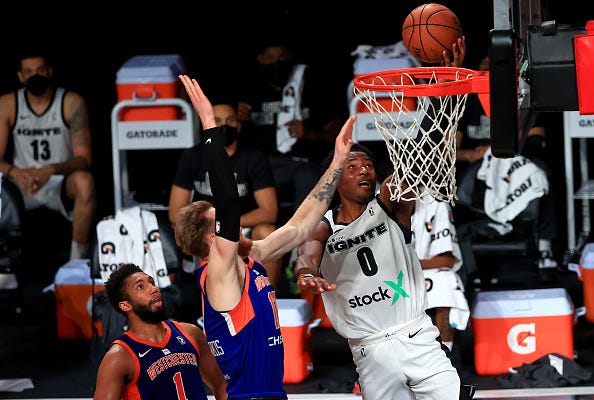 Jonathan Kuminga goes to the basket.