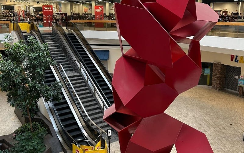 What does it look like inside Lakeside Mall today