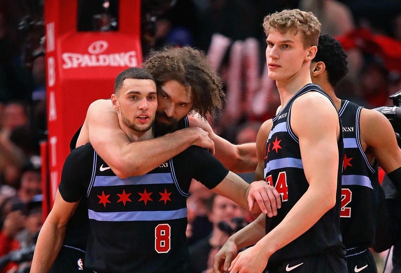 Zach LaVine (8) and the Bulls celebrate after his go-ahead layup against the 76ers.