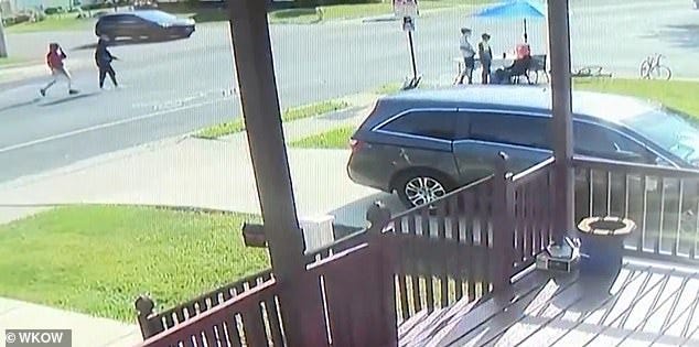 Perps rob lemonade stand of $30