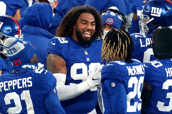 Leonard Williams celebrates with his Giants teammates. 