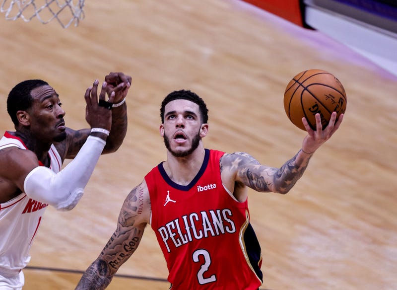 Lonzo Ball attempts a layup against the Wizards