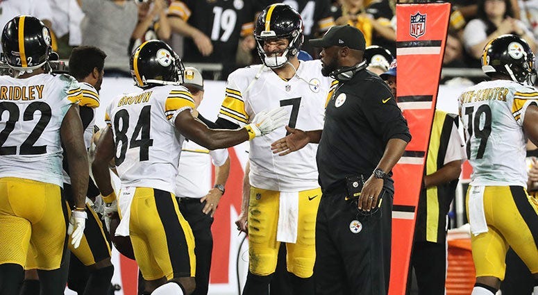 Pittsburgh Steelers wide receiver Antonio Brown (84) celebrates with quarterback Ben Roethlisberger (7) and head coach Mike Tomlin (right)