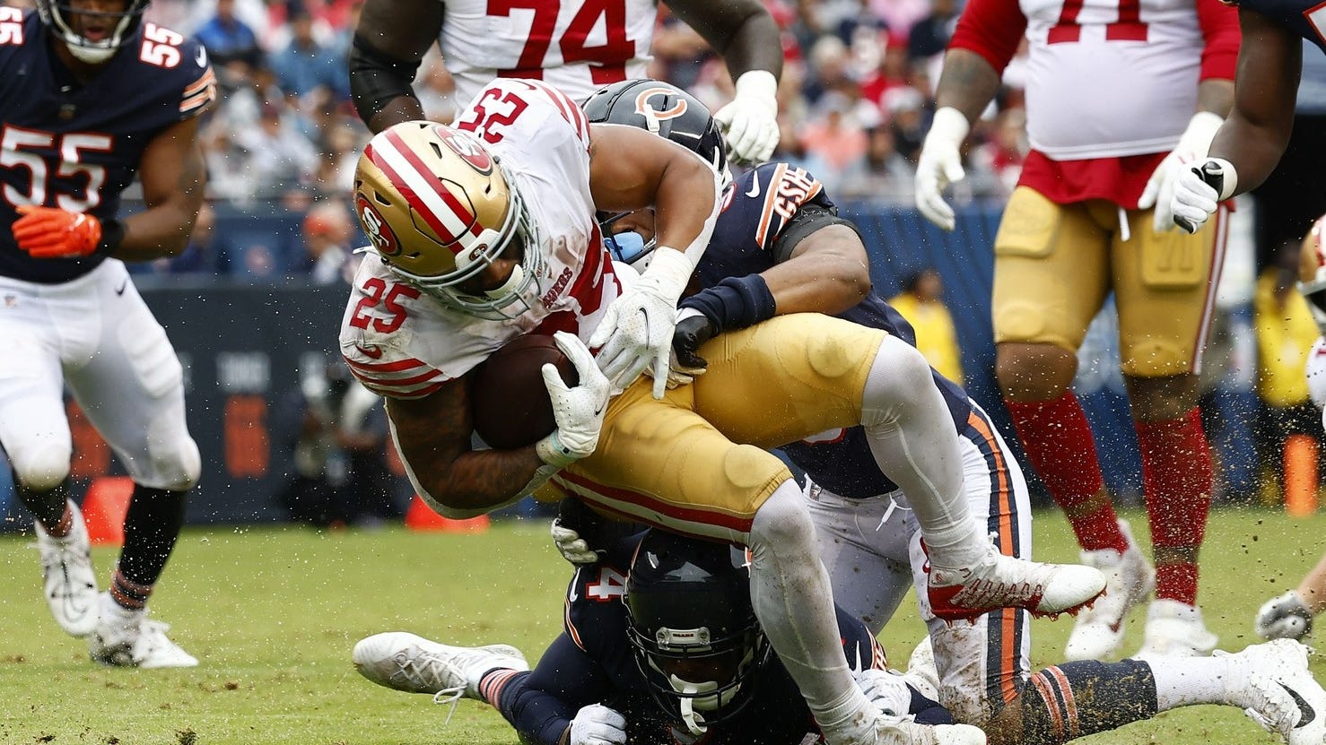 Elijah Mitchell exits first half of 49ers-Bears with knee injury