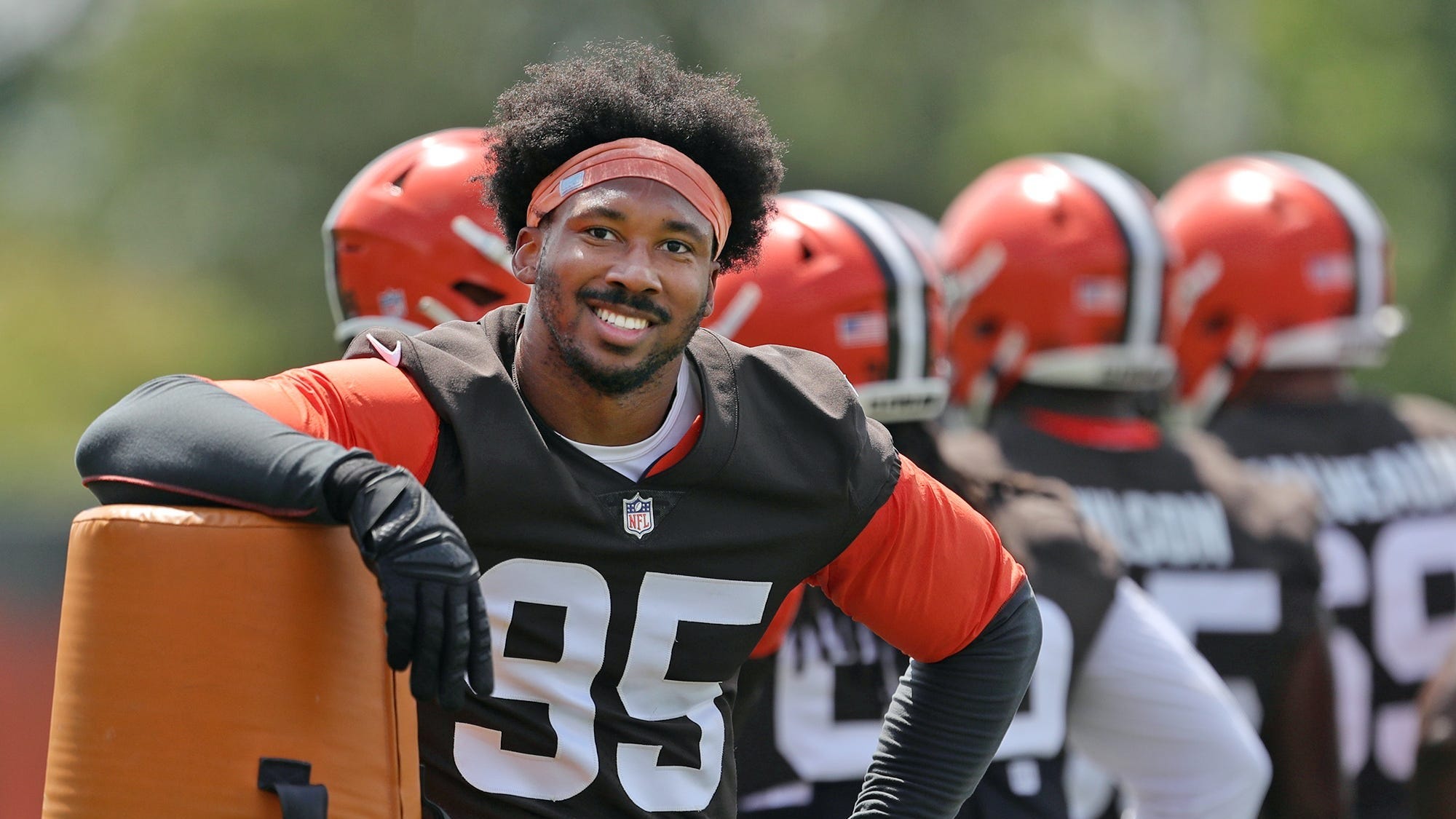 Myles Garrett decorates house for Halloween with QB gravestones