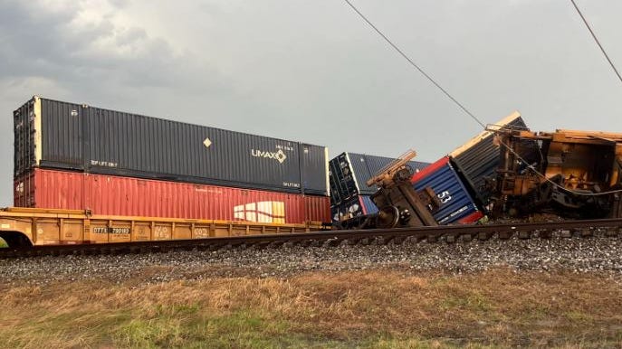 Train derails in Navarro County, no injuries reported