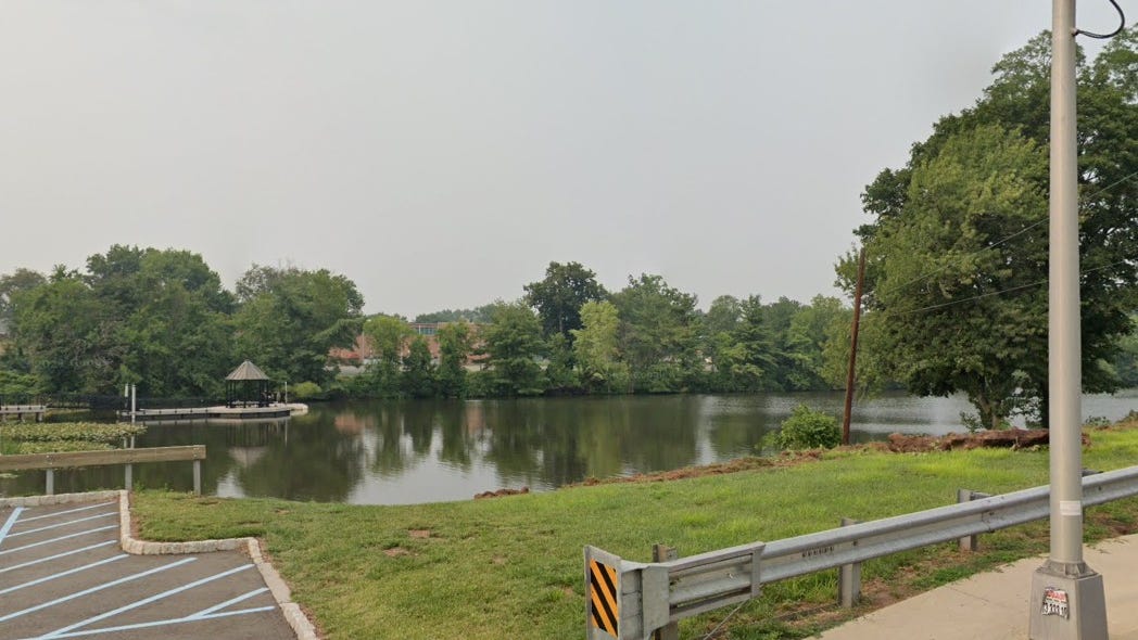 2 found dead inside vehicle floating in NJ pond: officials