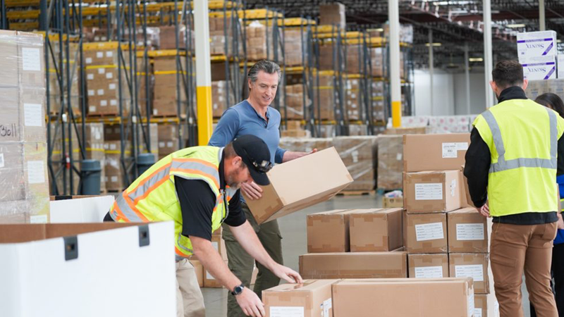 Governor Newsom packs emergency medical supplies for shipment to Ukraine on March 15, 2022. 