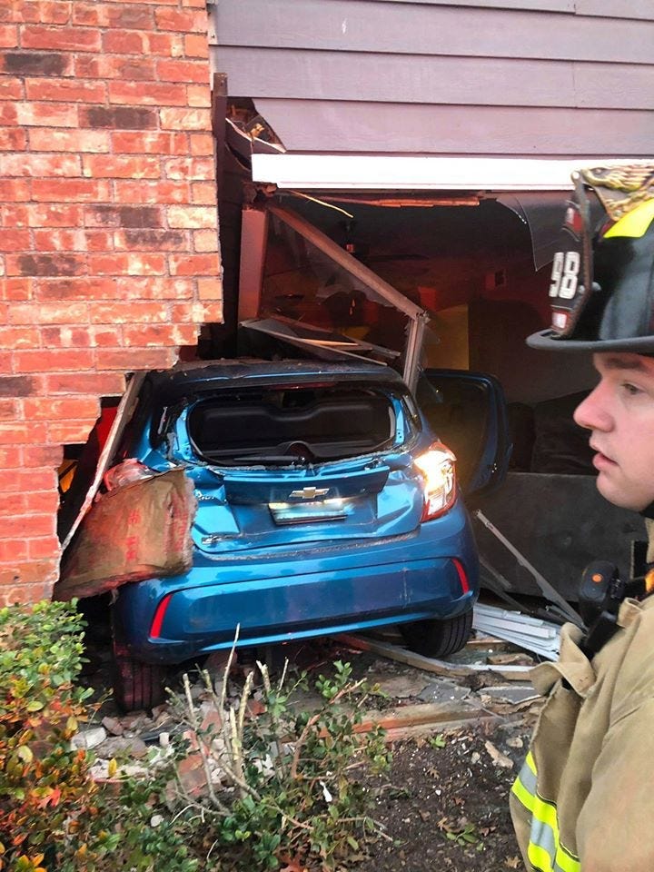 Car crashes into apartment complex